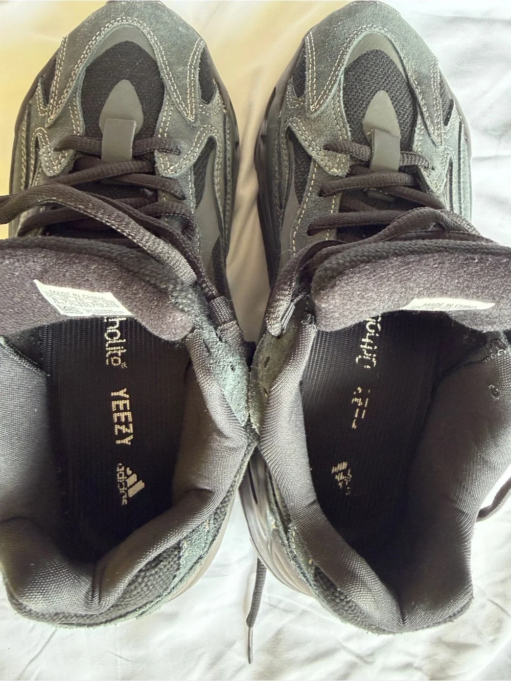Adidas Yeezy Boost 700 v2 - Vanta